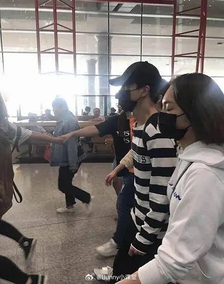 当年雷神之锤后的名场面，粉丝在机场围城一圈保护薛之谦，被命名为“爱的薛之圈”哈哈