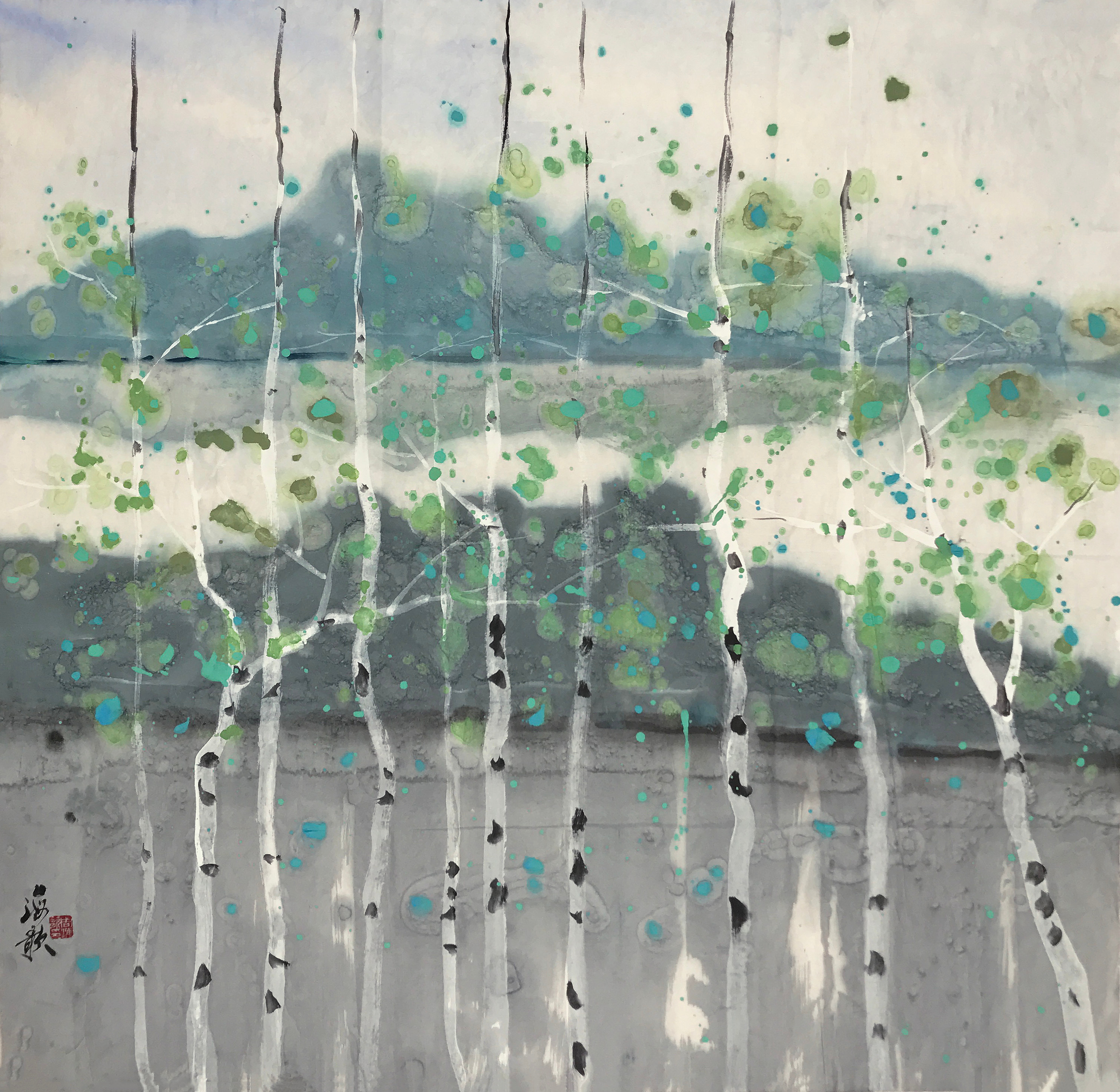 《静谧之境·心灵的栖居》这幅画作营造了一种极致的空灵之境：白桦林立，水面平静，远