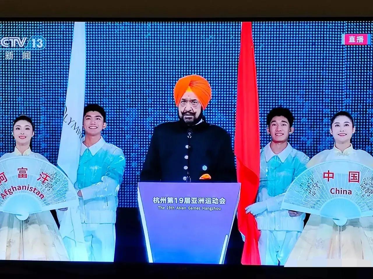 最美的笑容是发自内心的，而不是一种职业表情。
很明显，用咬筷子练出来的笑容， 虽