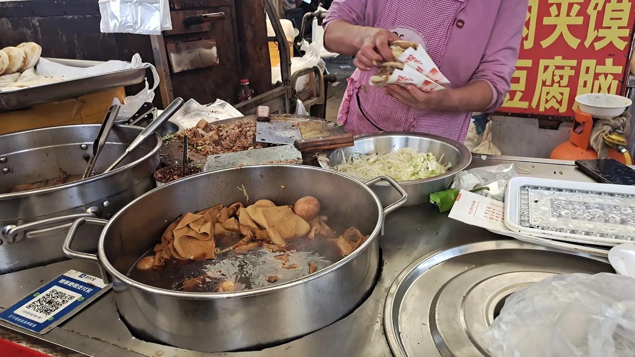 每次回东营，必要跑胜采来吃熟悉的肉夹馍。


早上的胜采十八栋市场是烟火气最足的