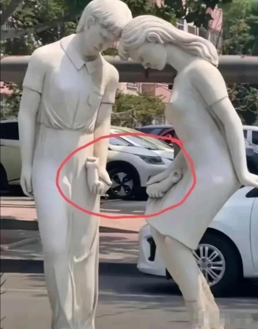 在公园看到这个雕像，我思考了一天一夜都没想明白这究竟是想表达个什么意思？？？不知
