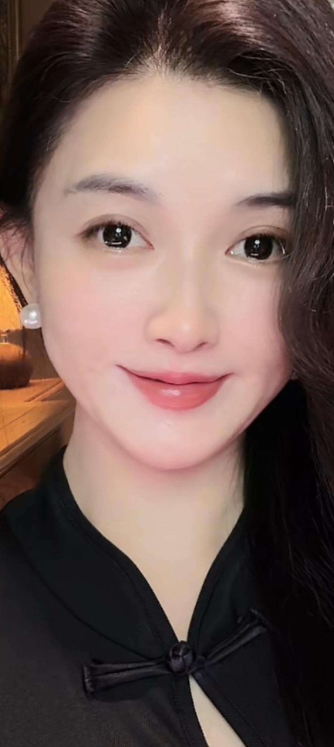 这姑娘笑起来真温柔。