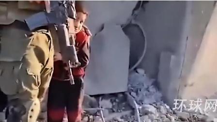 孩子的本能知道，这是屠夫在杀猎物前的试探。以军士兵在镜头前假装与巴勒斯坦儿童互动