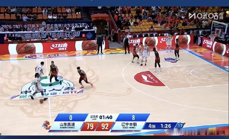 山东男篮主场84-95不敌辽宁男篮，球队有五个问题。
1、球队目前没有真正的进攻