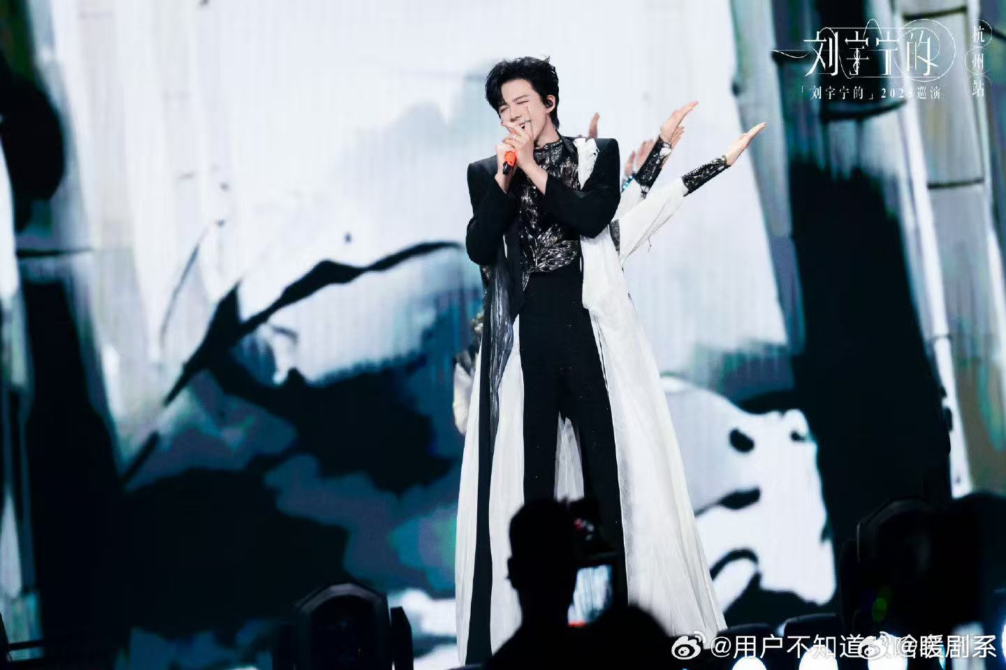 刘宇宁直播回应吃纸花 又被贴脸开大了，演唱会吃纸花这事要被cue到什么时候，刘宇