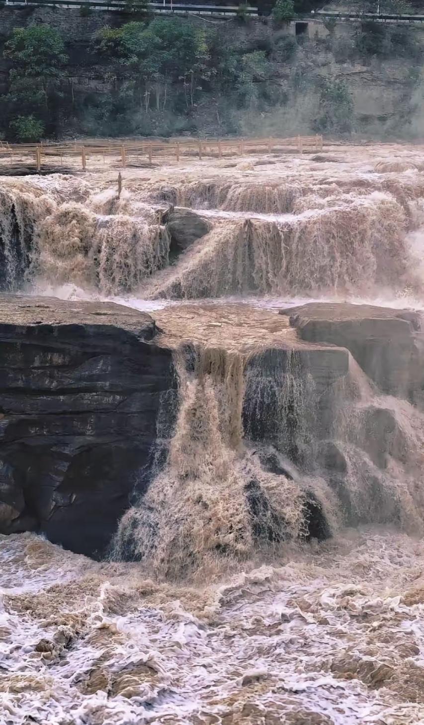 前两天刷到个视频，就三句话：妈，我们来看你了；门口要钱，一人100元；我们就不进