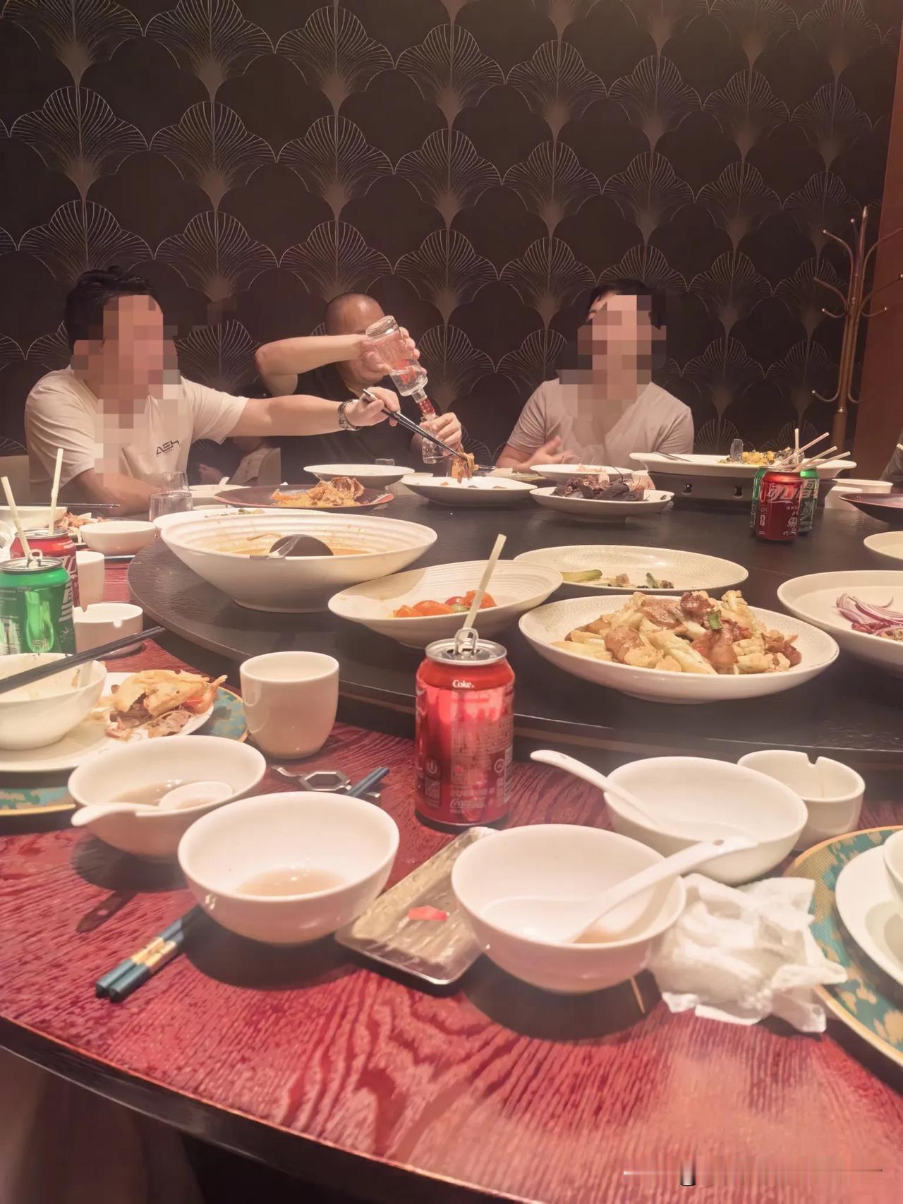 男人喝酒果然厉害，4个人就喝了两瓶1573。

今天是女婿的生日，今晚我们请女婿