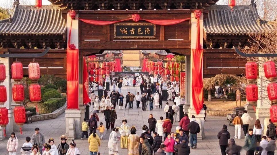 河南洛邑古城上榜春节夜游景区Top1 2月23日，美团发布《2026春节消费洞察