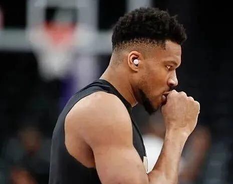 有种预感
字母哥要走下坡路了
詹姆斯转型做蓝领还能保持不错数据
字母哥应该早点做