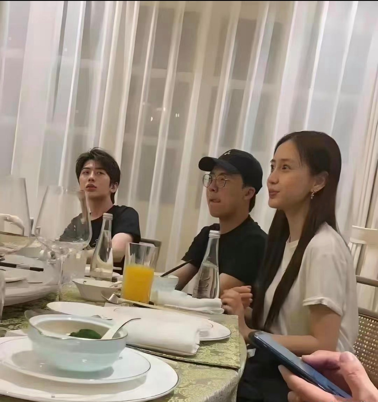 原来明星们私下约饭都是素颜聊天的啊 