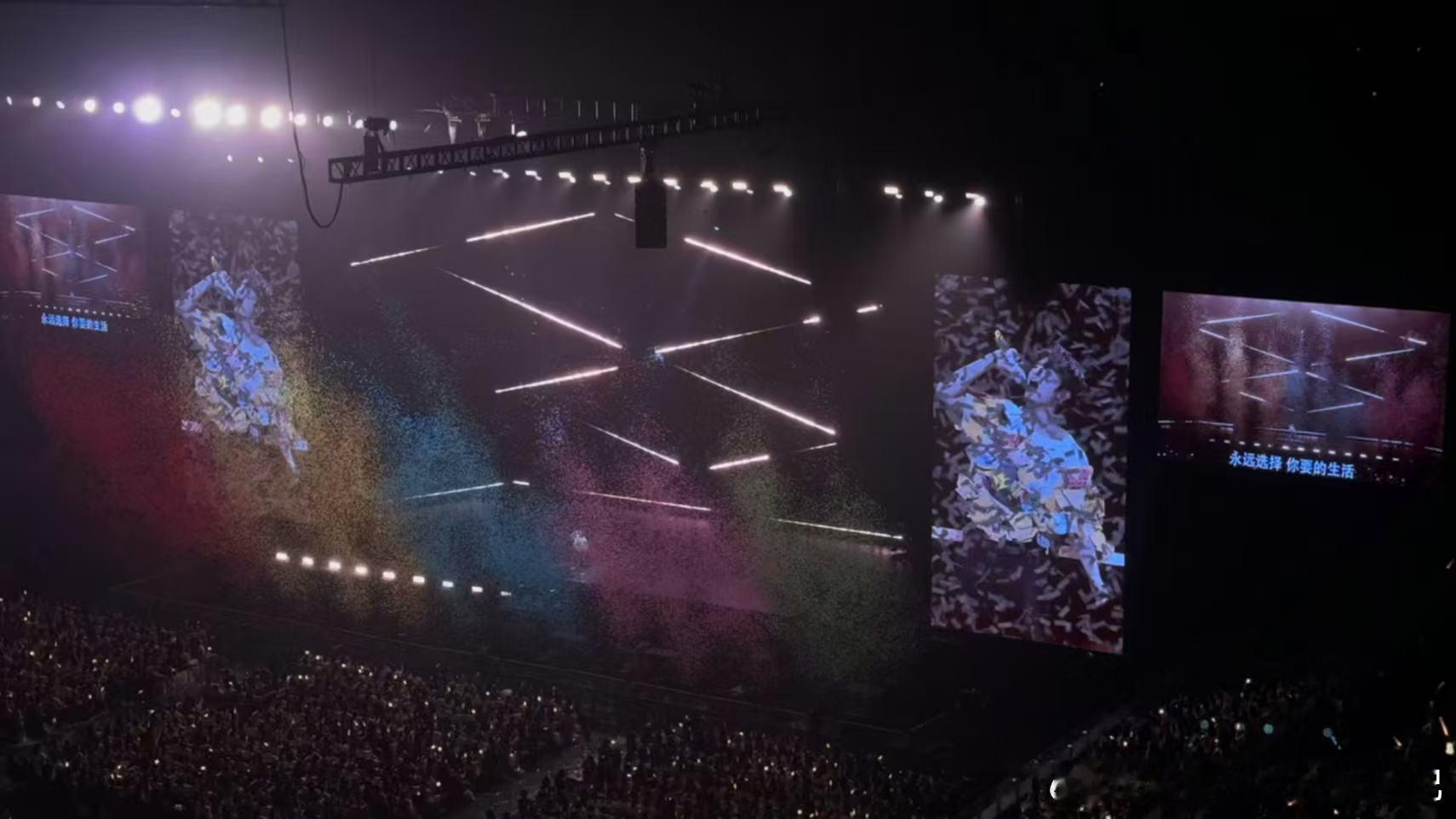 张远南京演唱会上座率 谁被张远南京场震撼到，上座率直接拉满，座无虚席人山人海，现