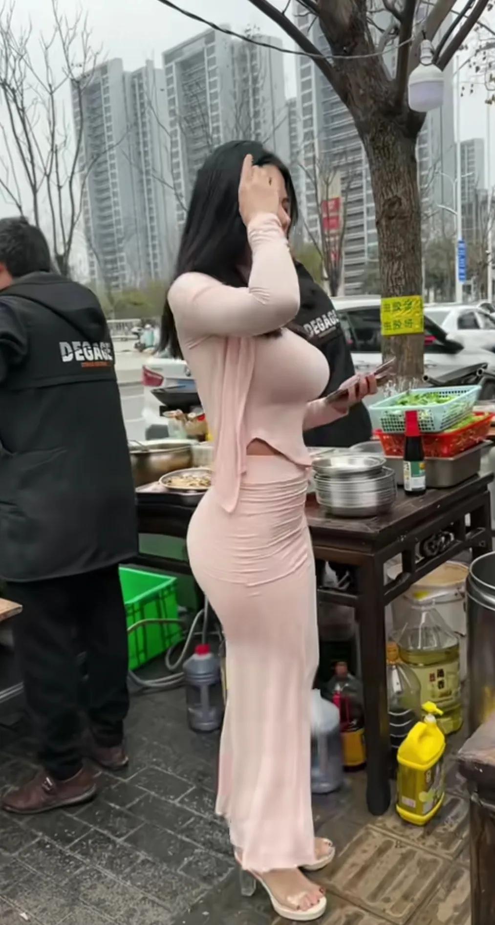 美食街上的时尚辣妹，诱人美食等你来尝！😍🍔🍜辣妹子好漂亮 美女也要吃饱饱