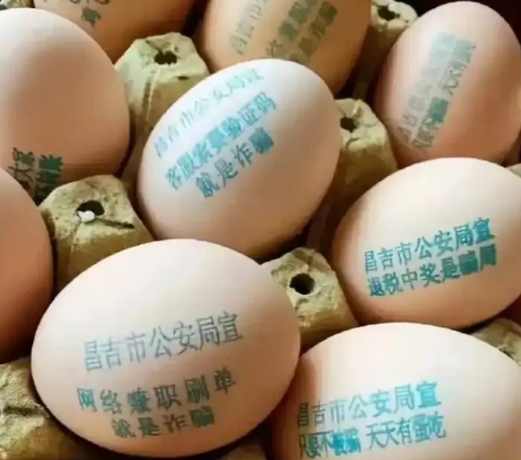 中国反诈鸡蛋在美国爆火，多州网友怒斥白宫，没想到中方鸡蛋免费！事情得从新疆昌吉说