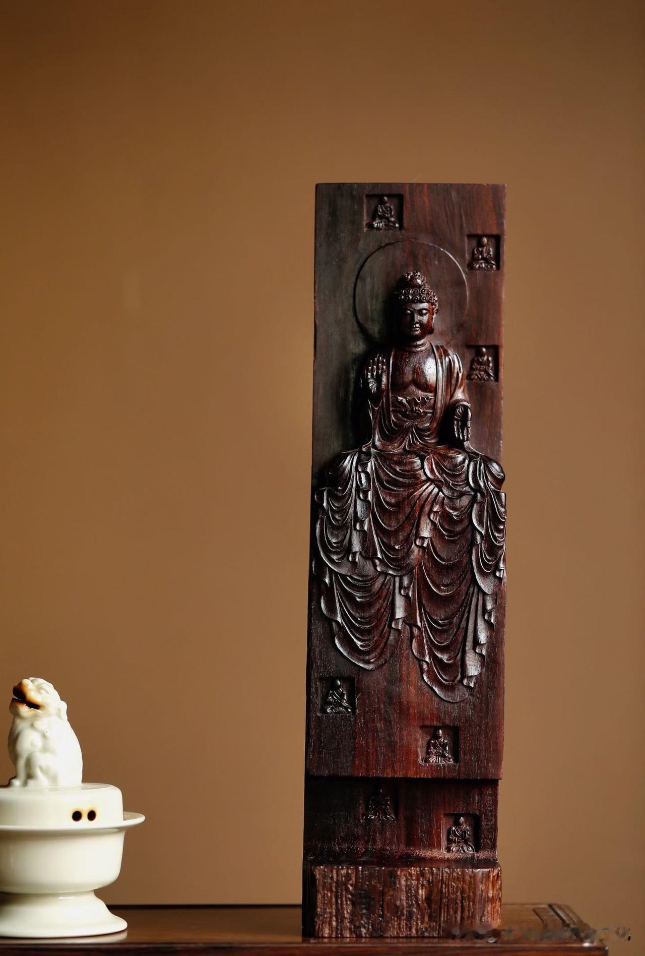 小叶紫檀｜释迦摩尼

不是一眼的惊艳，
而是越看越静。

老皮沙紫檀的底色深沉内