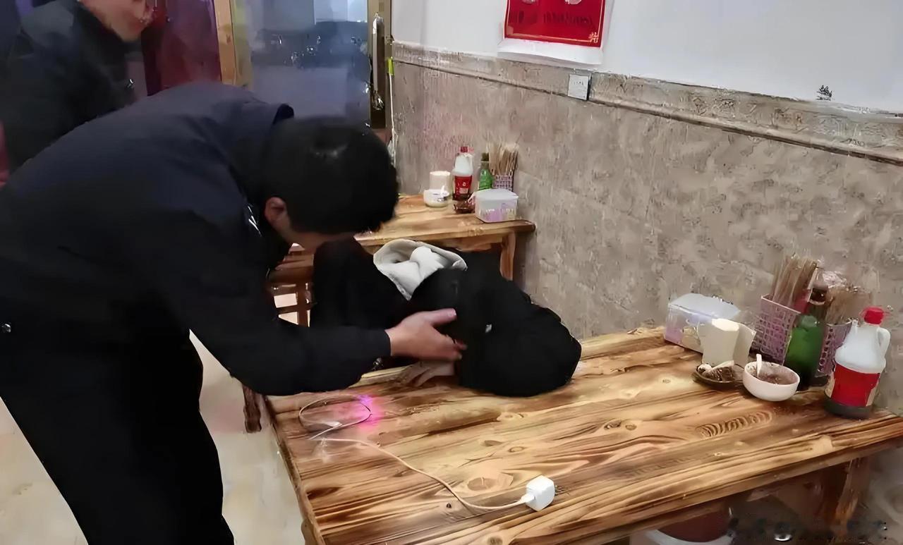 湖北咸宁，女子离婚后，仍和前夫同居生活，还找了一新男友，前夫不爽，约新男友和女子