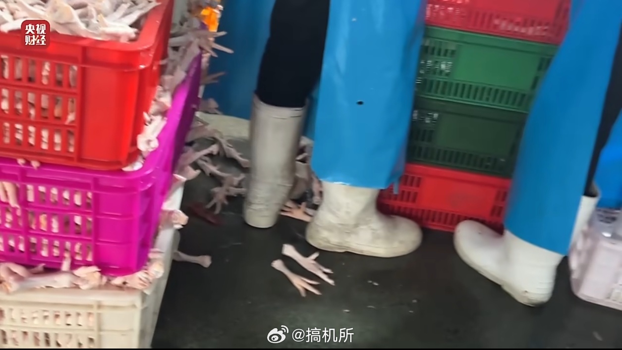 315晚会双氧水鸡爪继脚踩酸菜后，现在脚踩鸡爪又来喽，违法成本还是太低了