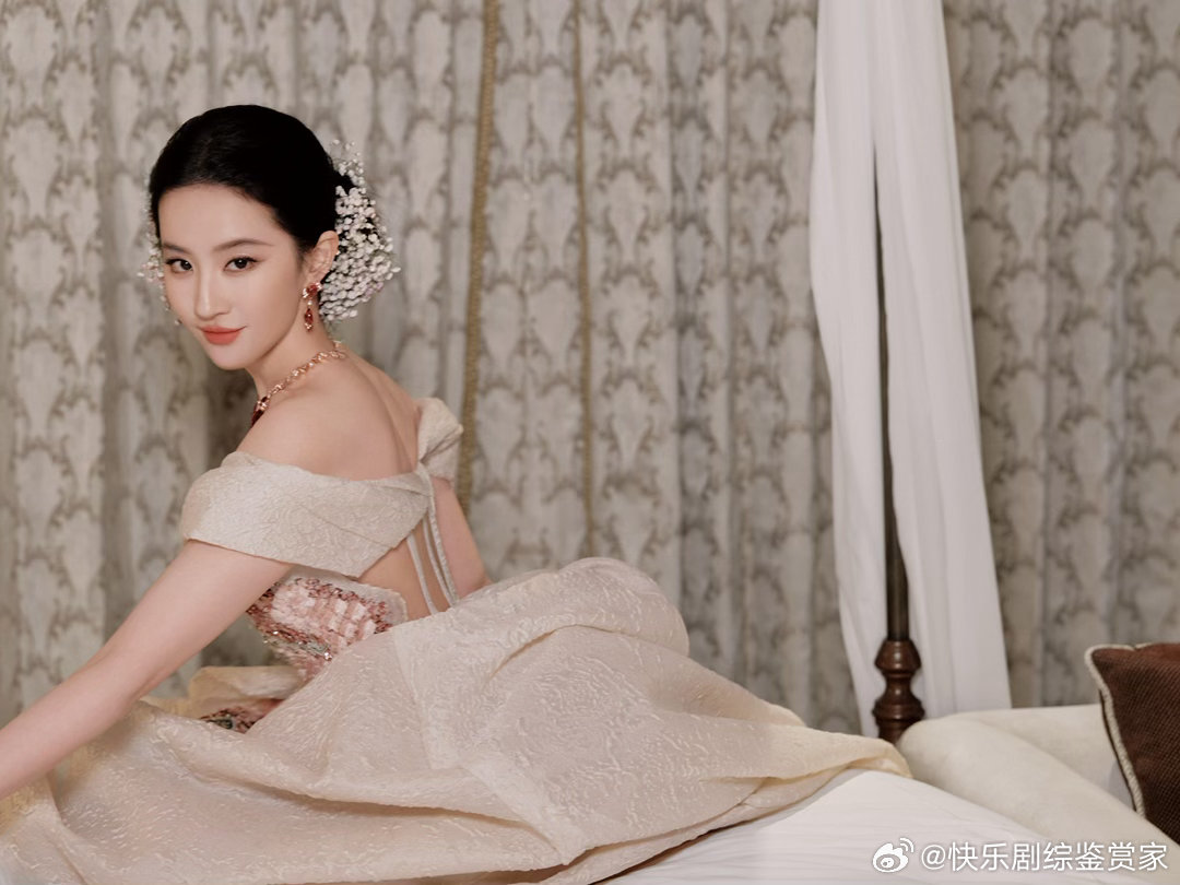 刘亦菲去年满天星今年羽毛刘亦菲VOGUE造型🈶 ES撞色羽毛高定搭配羽毛发饰，