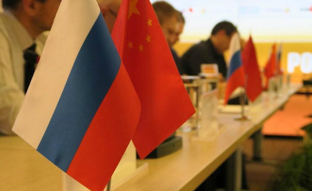 中俄贸易结算遭到了美国的金融大棒，迫不得已中国三家大型银行宣布暂停中俄贸易中的人