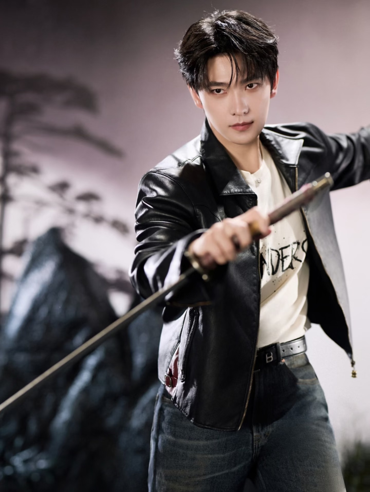 网友票选出最适合穿皮衣的男明星：TOP9 范丞丞TOP8 丁程鑫TOP7 王安宇