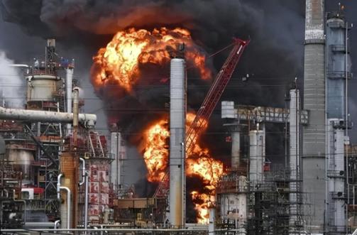 美国抢来的委油，竟把自家四大炼厂连环炸上天，比挨炸的伊朗还惨

最近美国得州可真