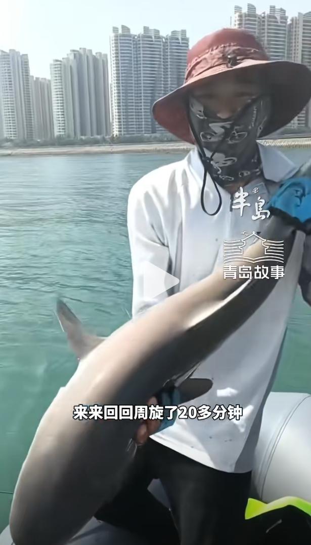 活久见！”近日，山东青岛，一男子在胶州湾钓鱼时，鱼钩突然被咬住并且拖行了60多米