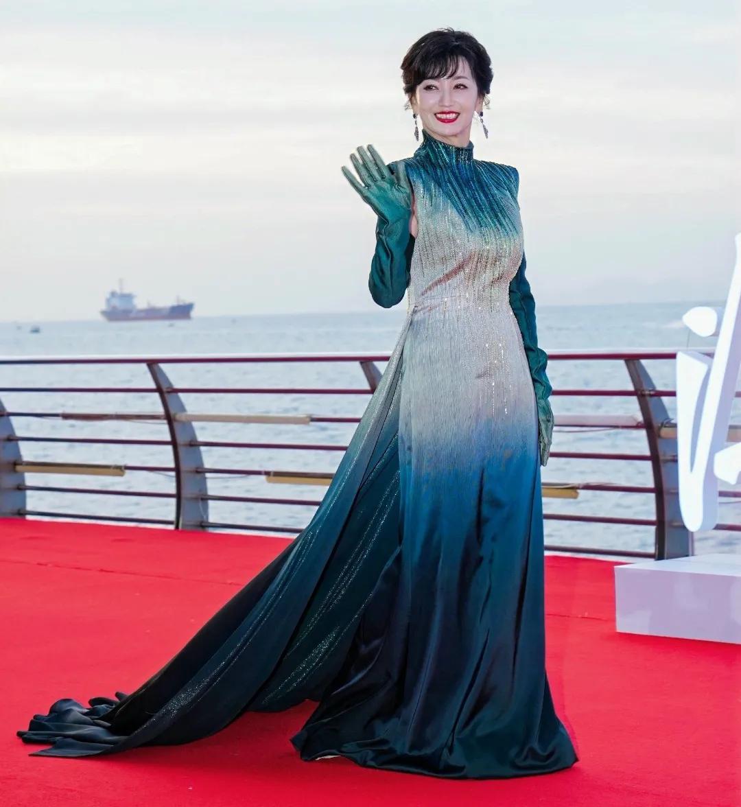71岁的你敢这样穿吗？香港著名女演员赵雅芝却在她的71岁生日会上大胆挑战，热裤亮