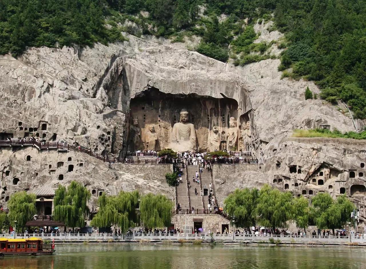 说说一朋友姐姐逆袭事。
某女，出身普遍工人家庭，40多年前就职东北某城政府机关任