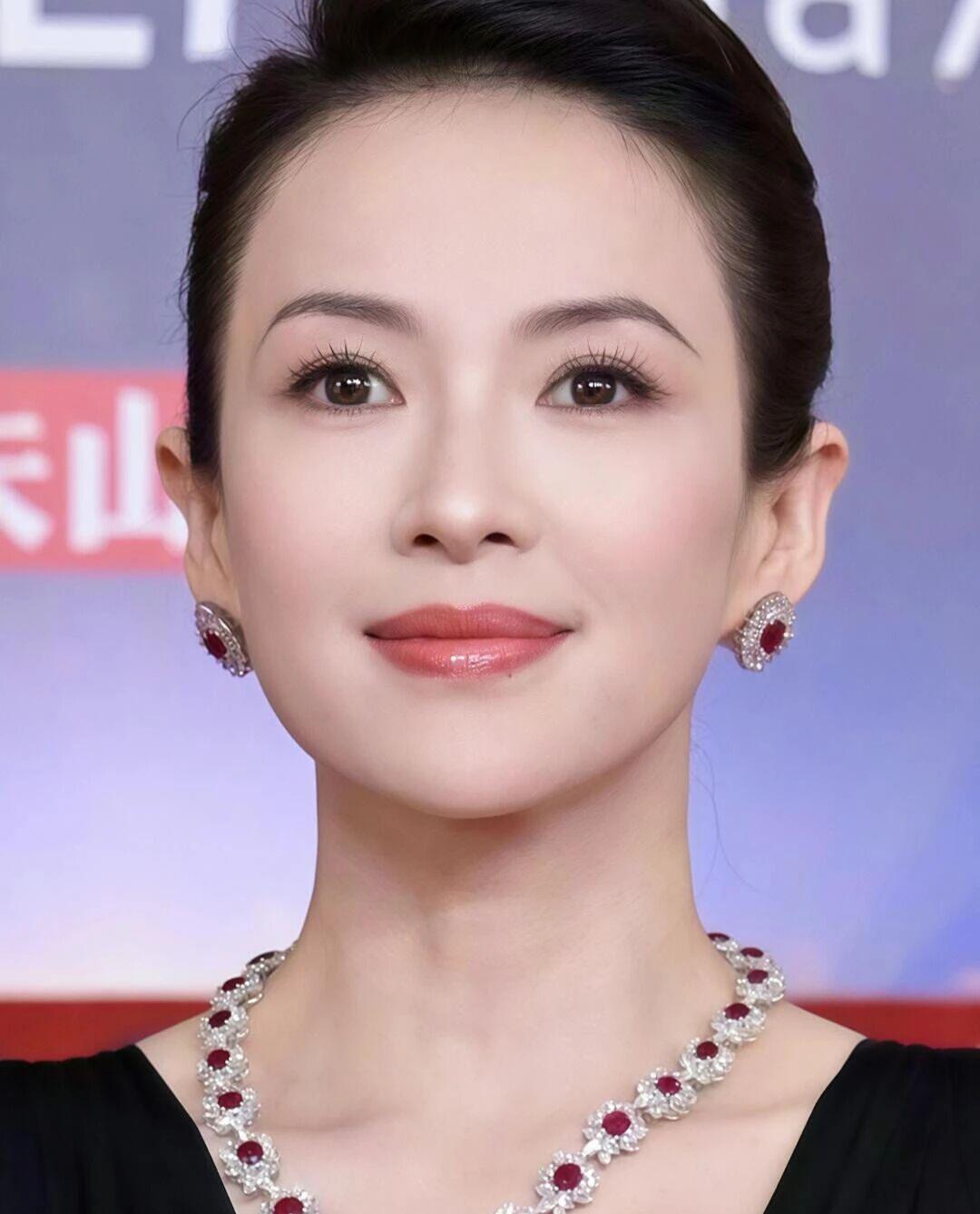 清纯谋女郎”到“狠劲影后”，章子怡提起章子怡，很多人第一印象是《我的父亲母亲》里