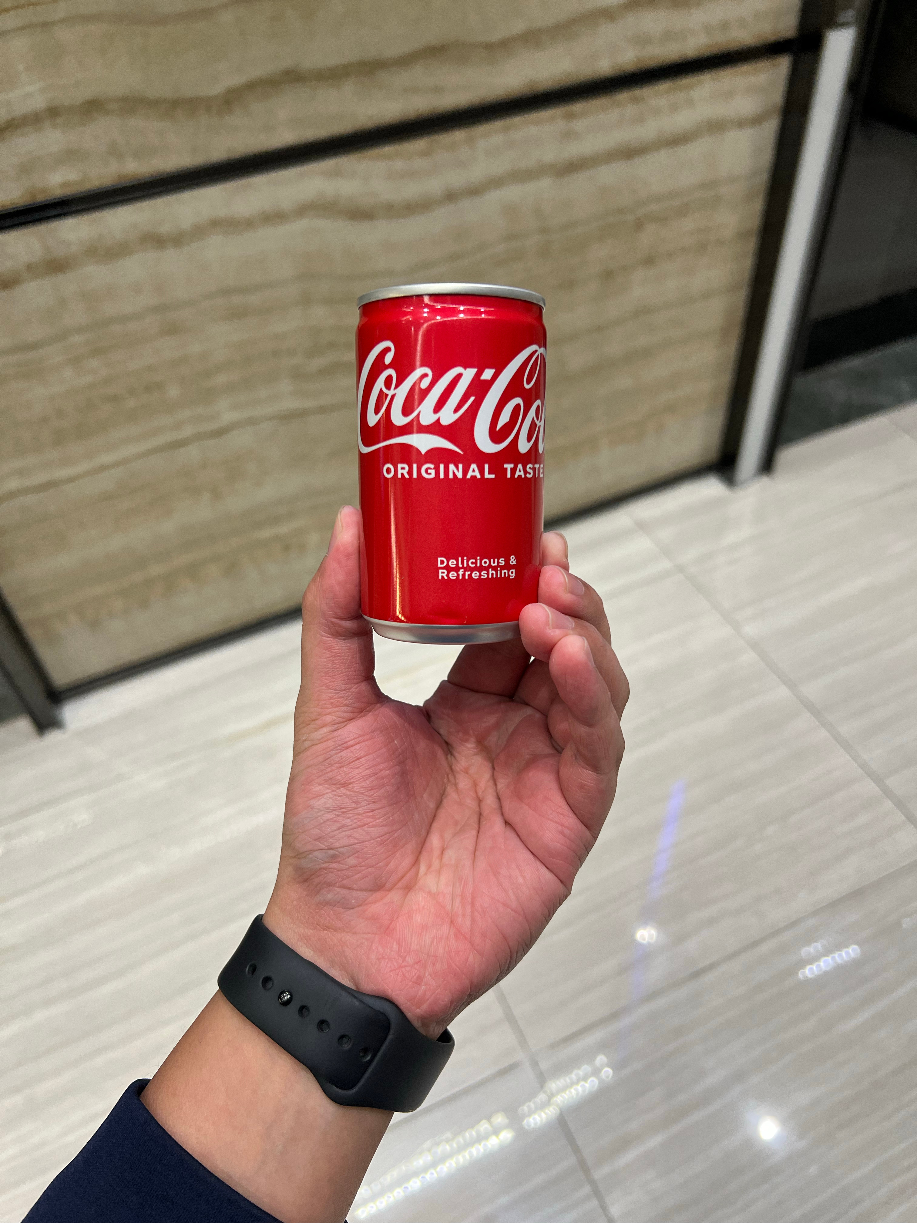拿着mini可乐，有奥尼尔喝矿泉水那感觉了[哆啦A梦吃惊] 