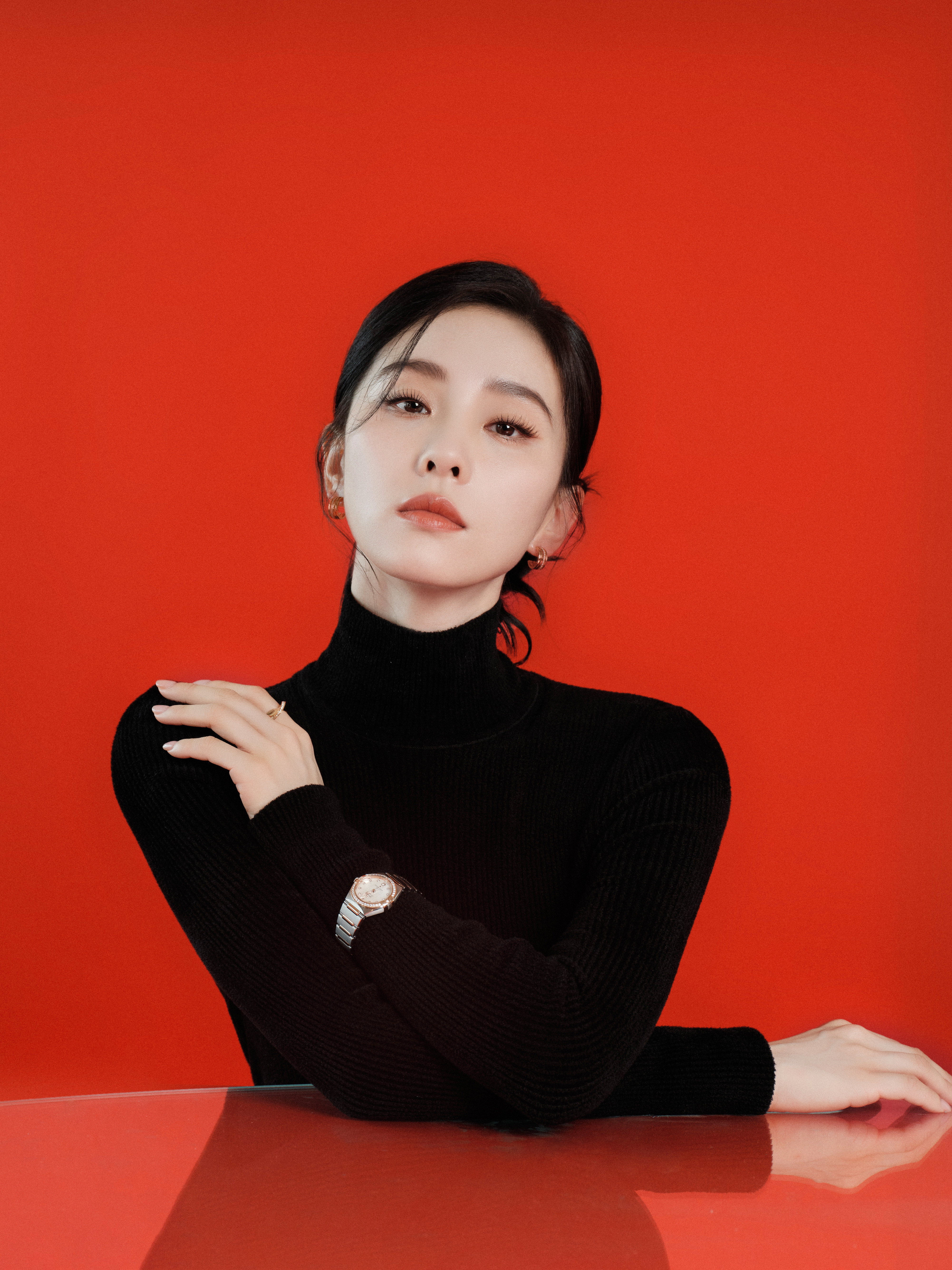 #刘诗诗[超话]# 时光在流转间透出无穷蕴意，黑色凝聚经典，闪动优雅而馥郁的美。