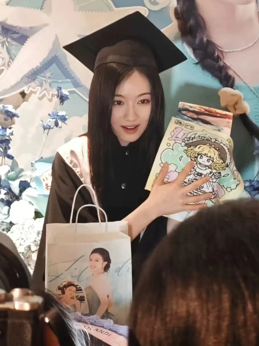这谁能不哭啊，粉丝给妹妹补办了毕业典礼😭😭😭小哭包又要哭了😭