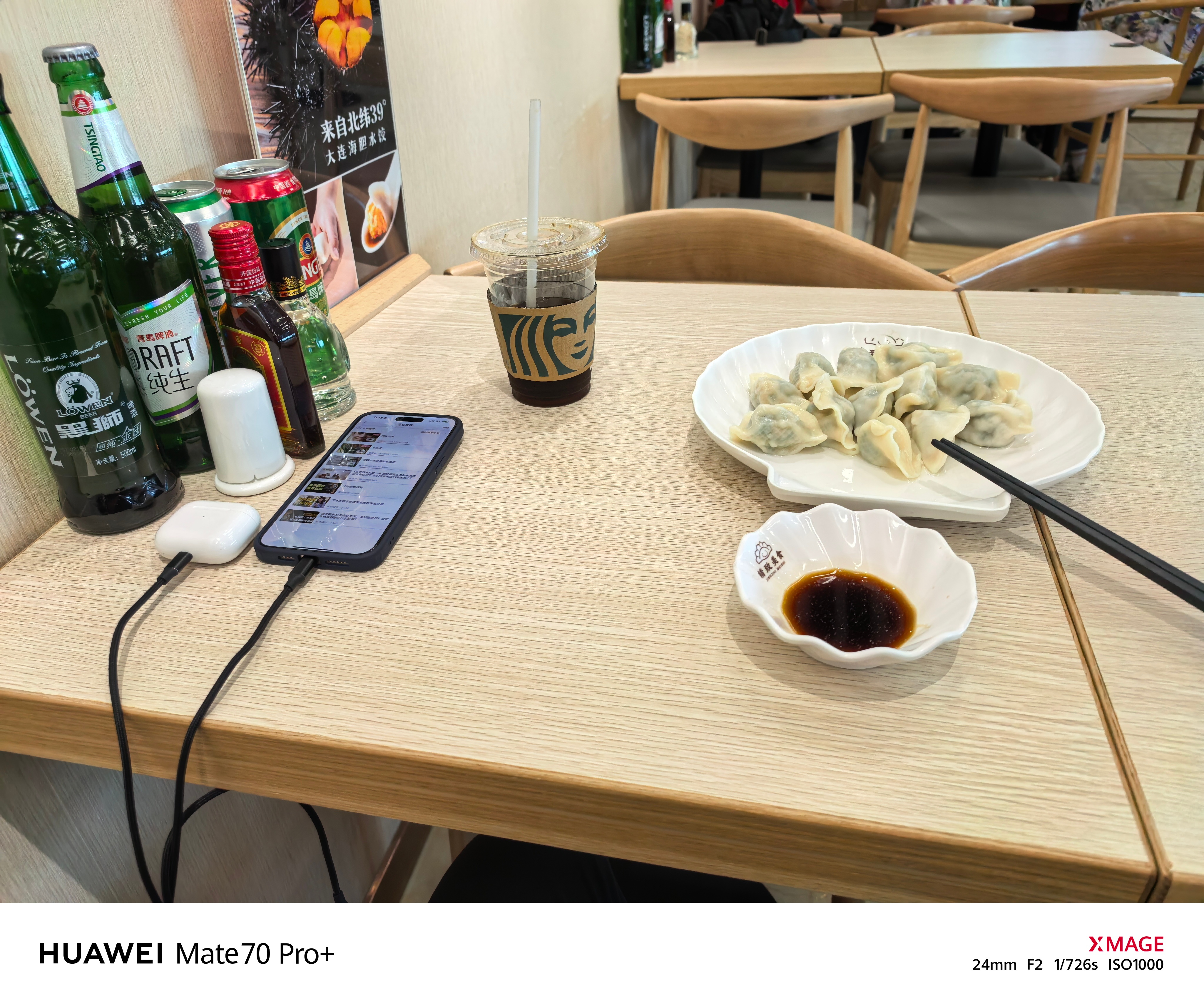 在机场餐厅借了个充电器把耳机和备用手机充好电现在出门越来越洒脱充电宝不带，充电器