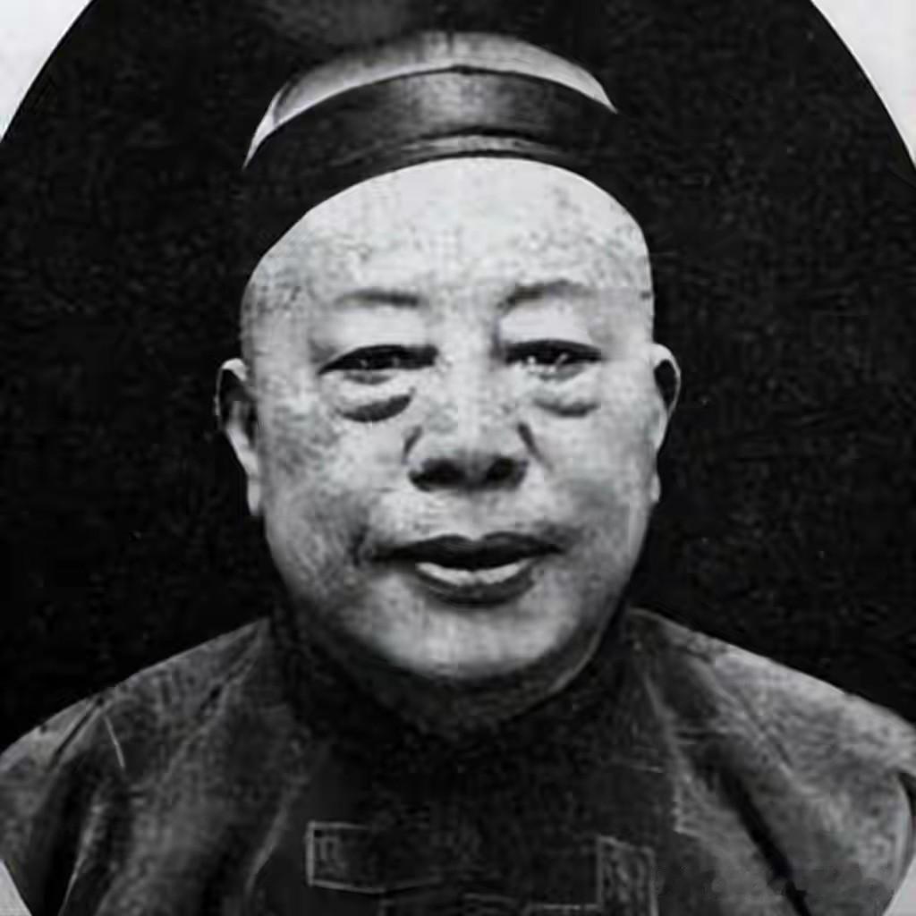 83岁的“上海皇帝”，被人按在大世界门口扫地。这事搁今天，热搜第一得挂三天。更绝