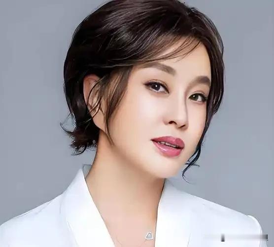一方面，她在话剧舞台上的专业度、对角色的投入，确实比很多年轻演员都强，这份敬业精