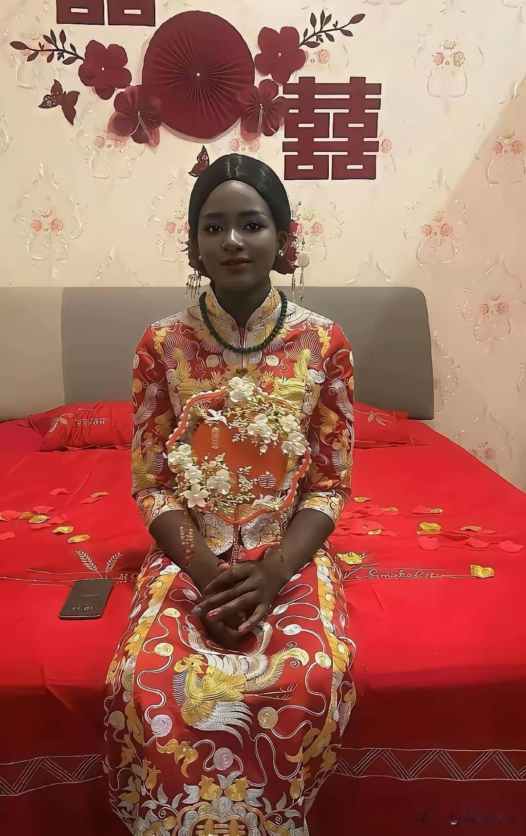 小伙子娶到一个漂亮的非洲女孩，这个女孩非常受端详，看起来彬彬有礼，落落大方，应该