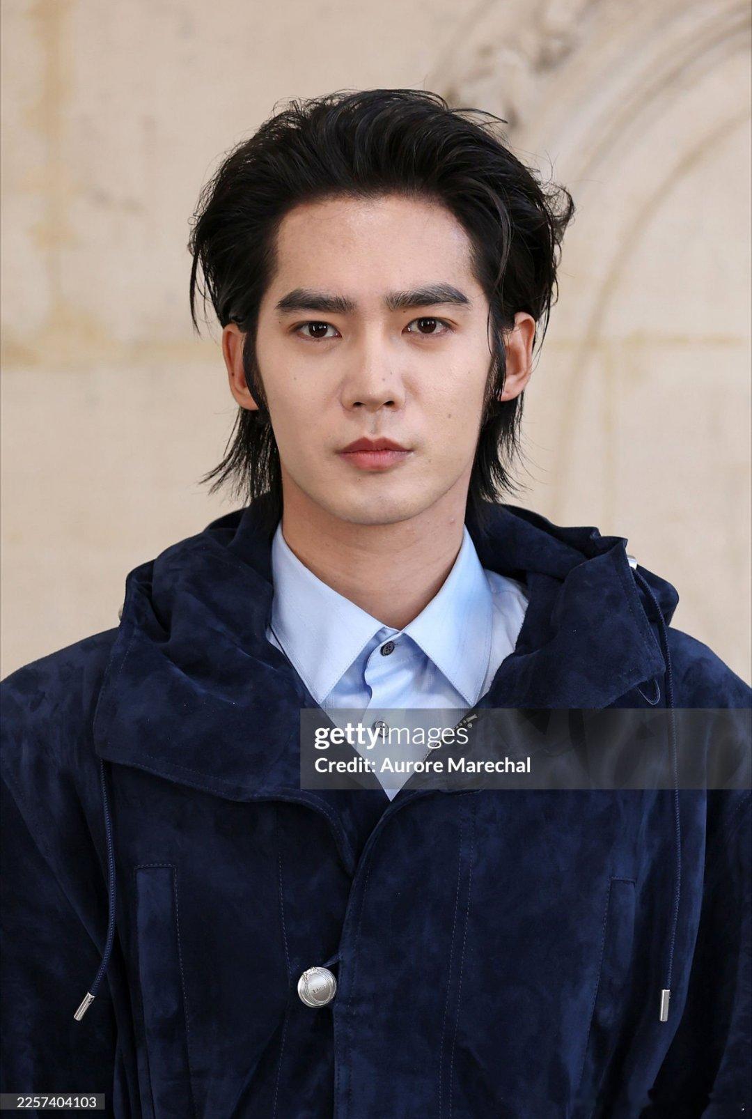 于适巴黎时装周迪奥大秀G社生图，今年于适生图依旧稳稳的啊，状态真好。 