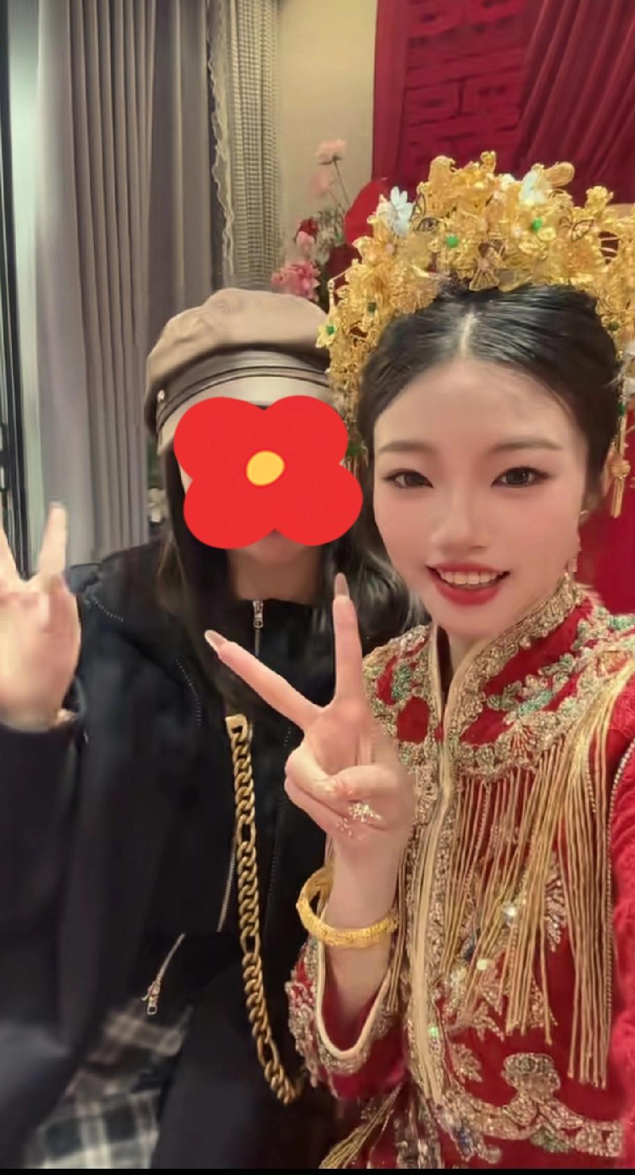 解清帅妹妹出嫁那日，身着凤冠霞帔。总觉得她还年幼，实则她仅比解清帅小一岁，也是二