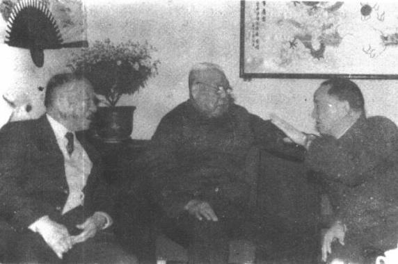 1993年春节，陈锡联(中)、洪学智(右)看望李默庵。(杜青摄)