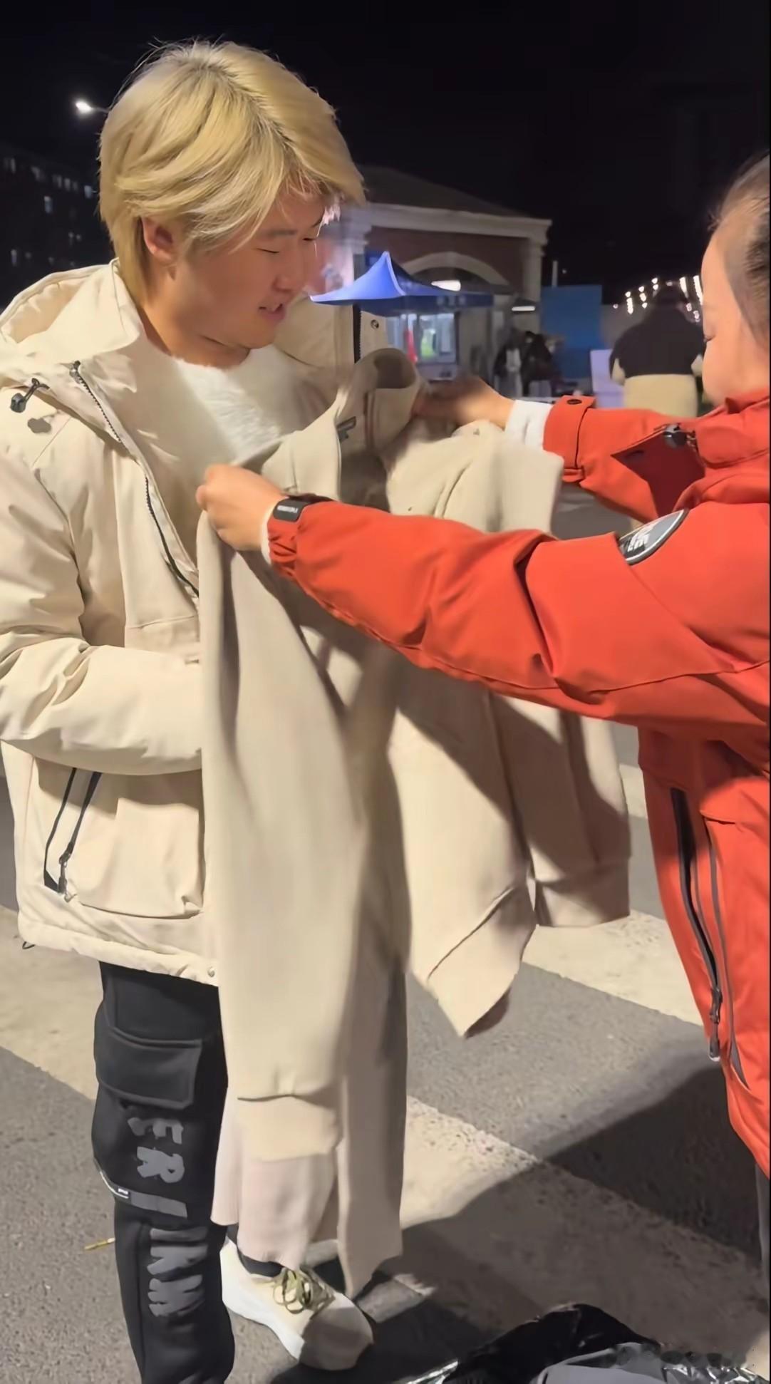 很久没有刷到四丫头孙卓一家了。
降温了，四丫头给孙卓送衣服，母子俩温情满满，孙卓