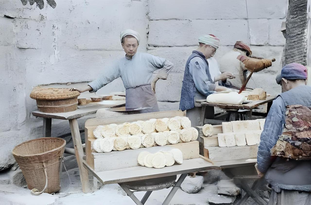 1944年的山西街头，战火阴影还没散尽，可生活的烟火气，偏在石墙根下倔强冒头。