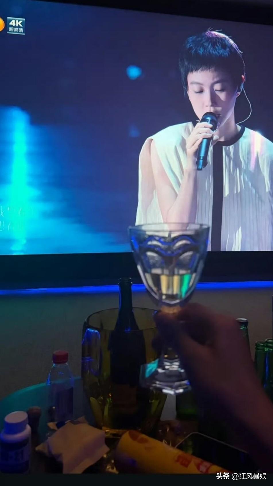 王菲，被好友曝料！

《歌手2026》总决赛当晚，天后王菲并未现身演播厅，却被好