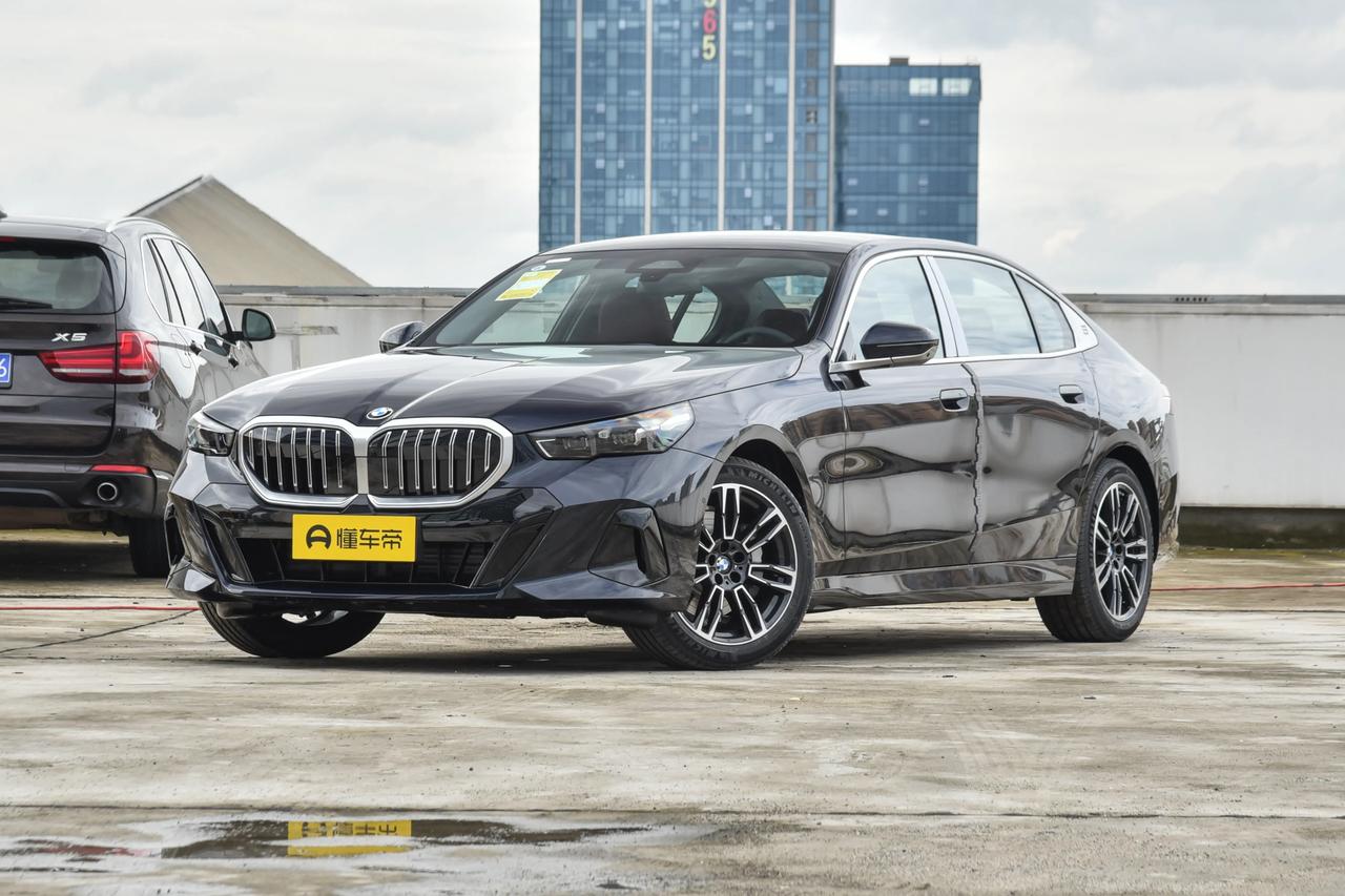 说实话，看到宝马这次直接官降，最高能降30多万，我第一反应是有点懵。
毕竟印象里