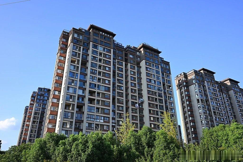 【住房城乡建设部：4楼及以上住宅都要加装电梯】今天（18日），国新办举行“开局起