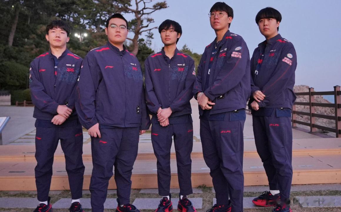 #英雄联盟s13#JDG掷硬币获胜！面对T1主动选择红色方！

9号进行的JDG