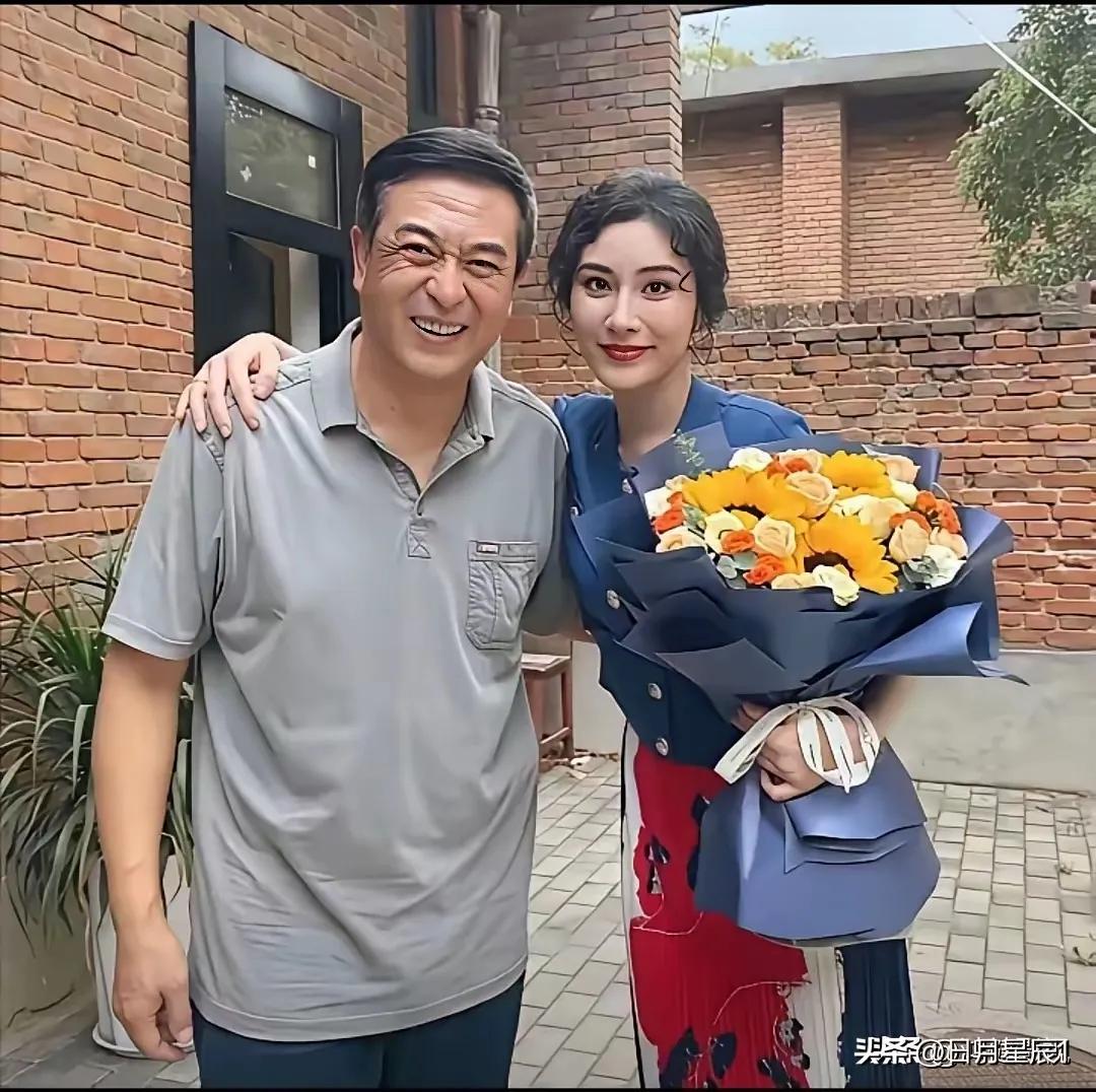 认真一看，已经是腰都挺不直，满脸褶子的张嘉译，张嘉益是国民度极高的实力派演员，塑