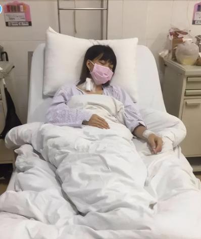 1995年，殡仪馆工人何亚胜正准备将一具女尸推进火化炉时，发现女尸的眼珠动了下，