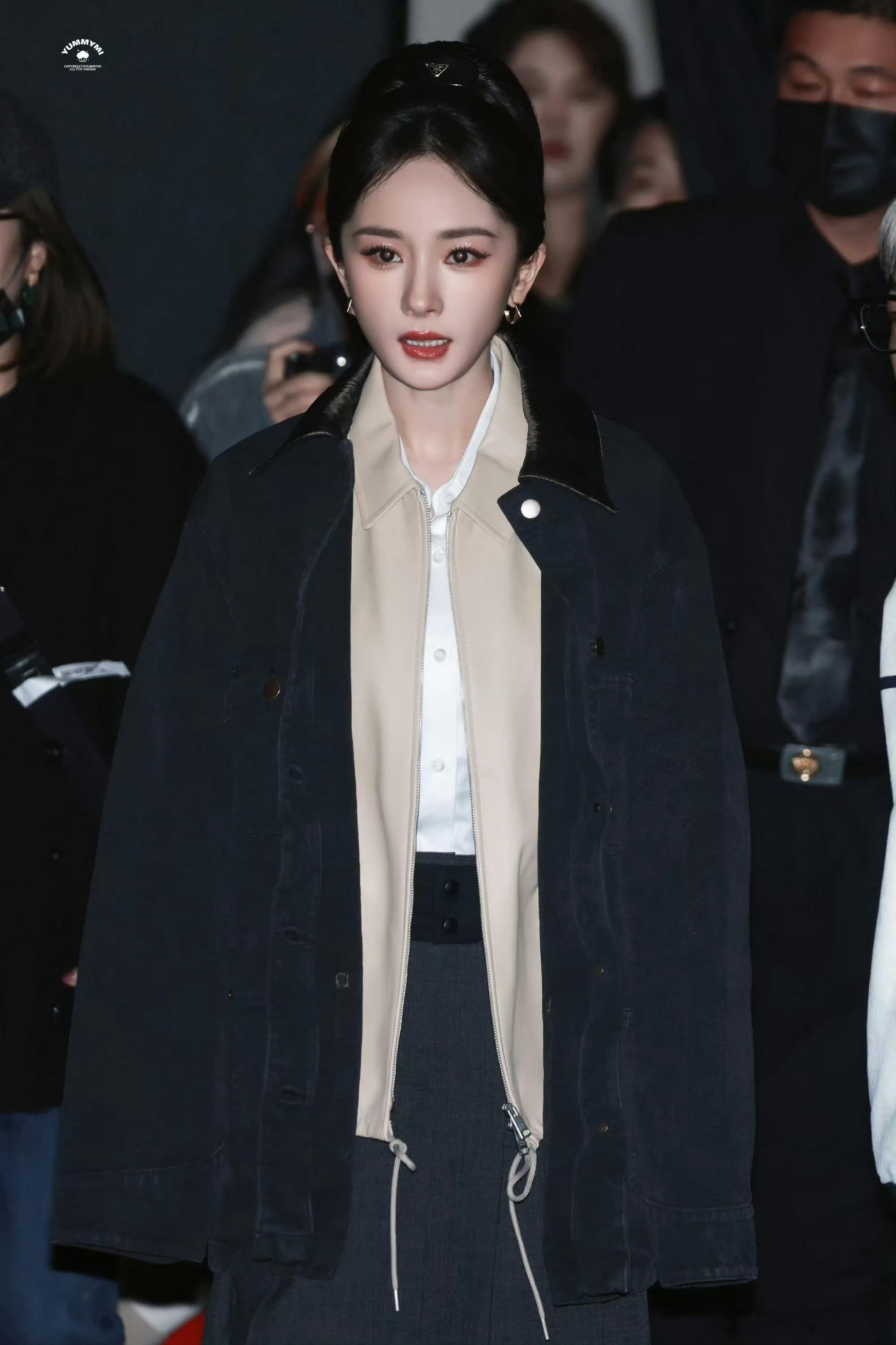 杨幂 我都僵硬了杨幂穿prada亮相线下活动 今天是贵气优雅的学院风，杨幂内娱狐