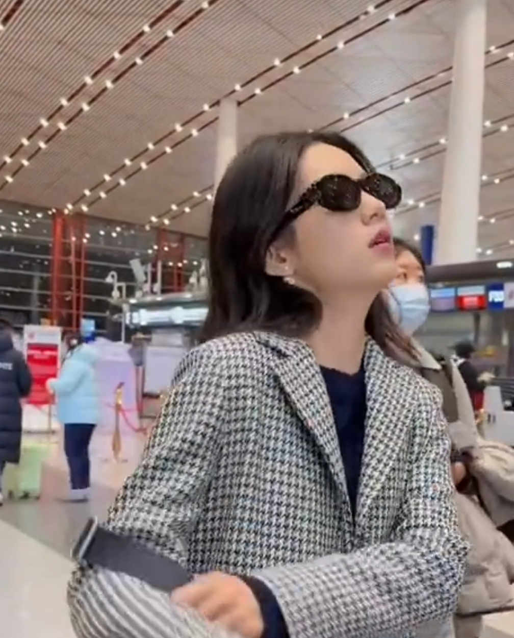 周也出发巴黎机场路透，豪门千金把机场走成秀场！ 