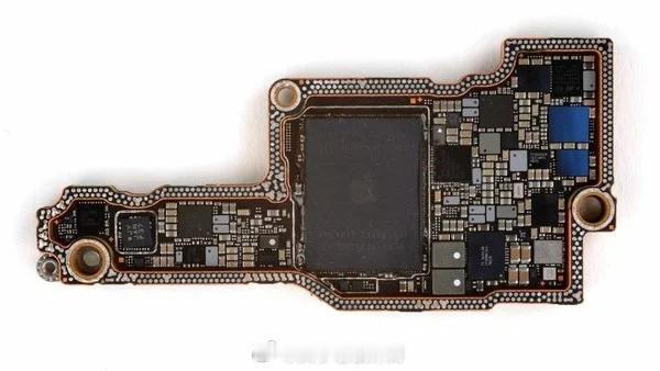 看完iPhone18 Pro新版主板曝光，第一反应：终于愿意好好做散热了。之前用