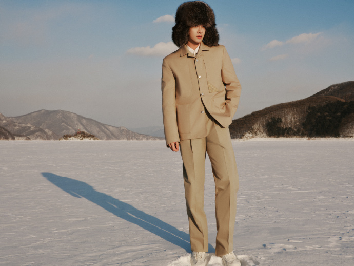 白敬亭今晚到底穿哪套 白敬亭今晚到底穿哪套，白敬亭微博之夜出图 ，每一套造型都很